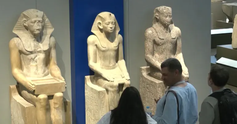 প্রত্নতাত্ত্বিক নিদর্শন দেখছেন দর্শনার্থীরা